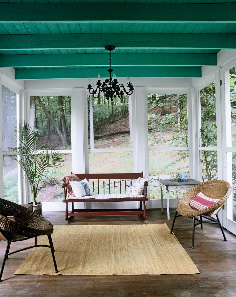 ceiling design ideas, green painted ceiling in living room with wicker chairs