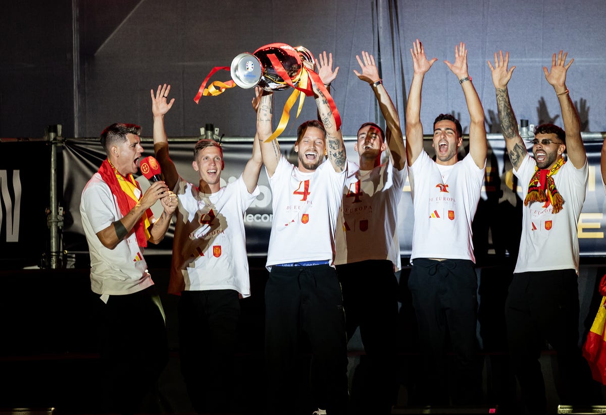 jugadores de la seleccion espanola de futbol celebrando la eurocopa 2024 en madrid