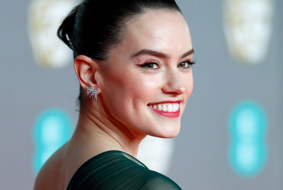 celebrities, chronic illnesses, daisy ridley, endometriosis