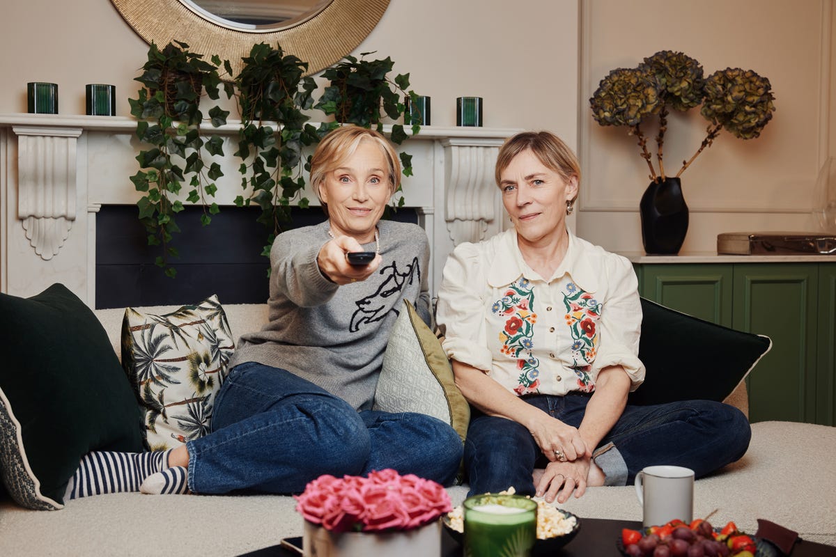 dame kristin scott thomas and saskia reeves, celebrity gogglebox