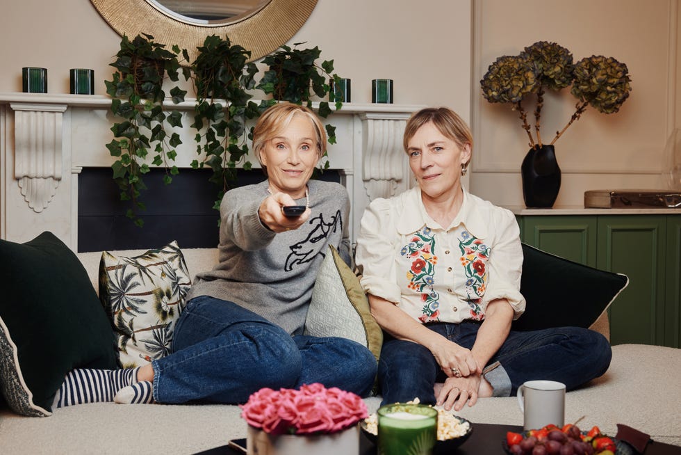 dame kristin scott thomas and saskia reeves, celebrity gogglebox
