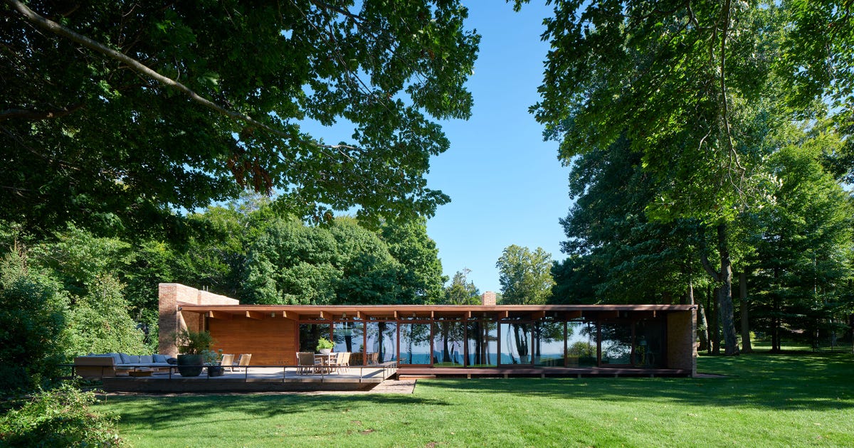 This Midcentury Gem Practically Floats on the Shores of Lake Michigan