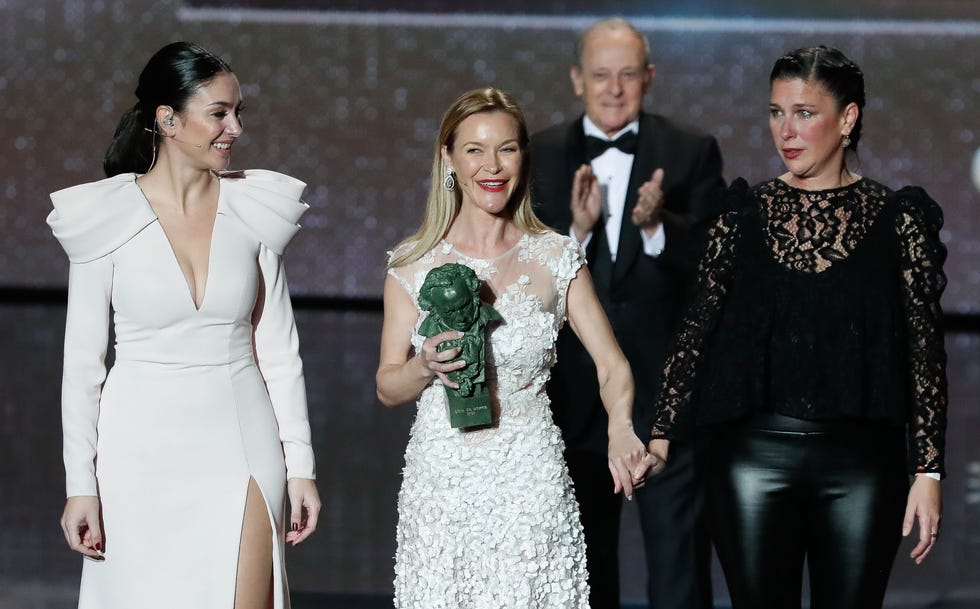 celia flores, maría esteve y tamara esteve recogen el goya de honor de su madre, pepa flores