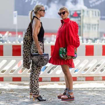 twee vrouwen op straat tijdens kopenhagen fashion week