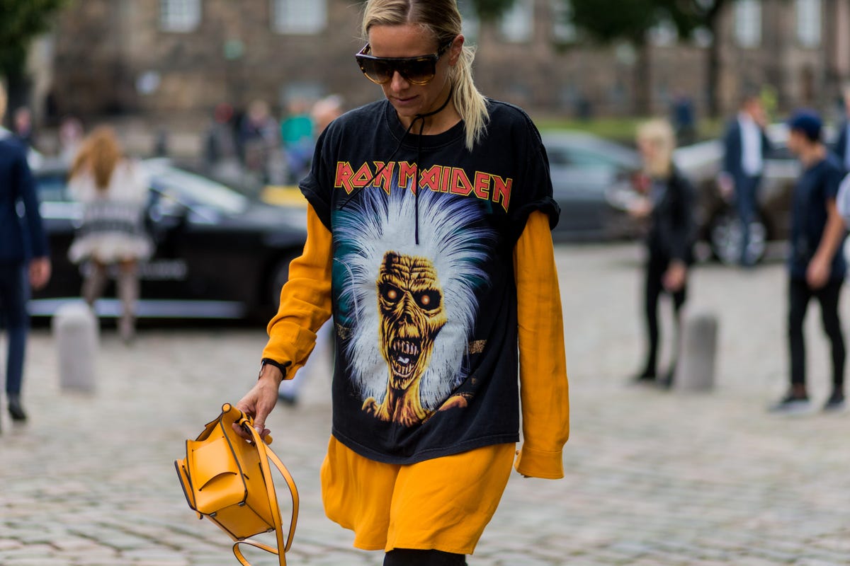 Foto Hombre en camiseta sin mangas amarilla y roja con gafas de