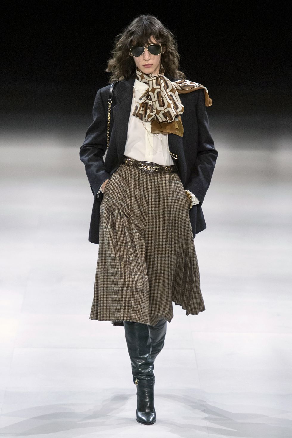 【巴黎時裝週】CELINE 又有了從前的樣子？Hedi Slimane 致敬70年代的 Céline，這件「格紋及膝裙」要爆紅了！