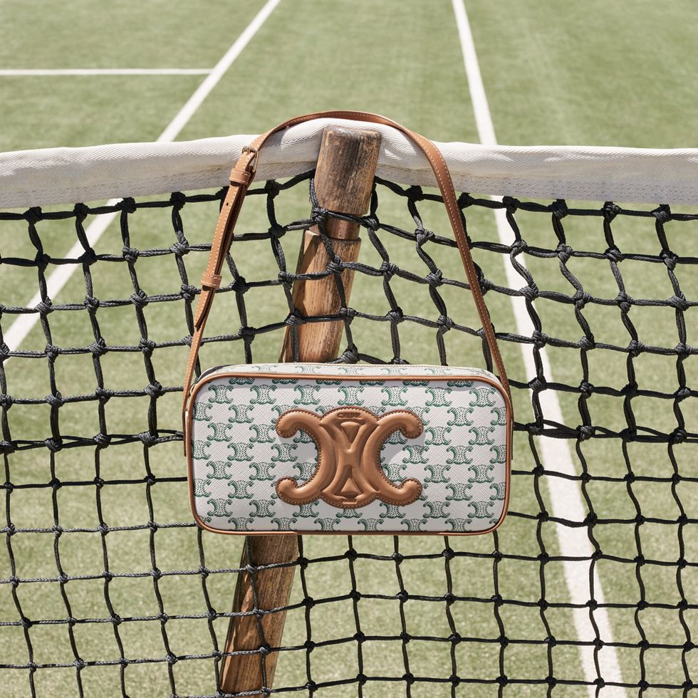 celine tennis網球膠囊系列登場！celine打造「triomphe網球拍、撞色印花包」完備法式休閒風格