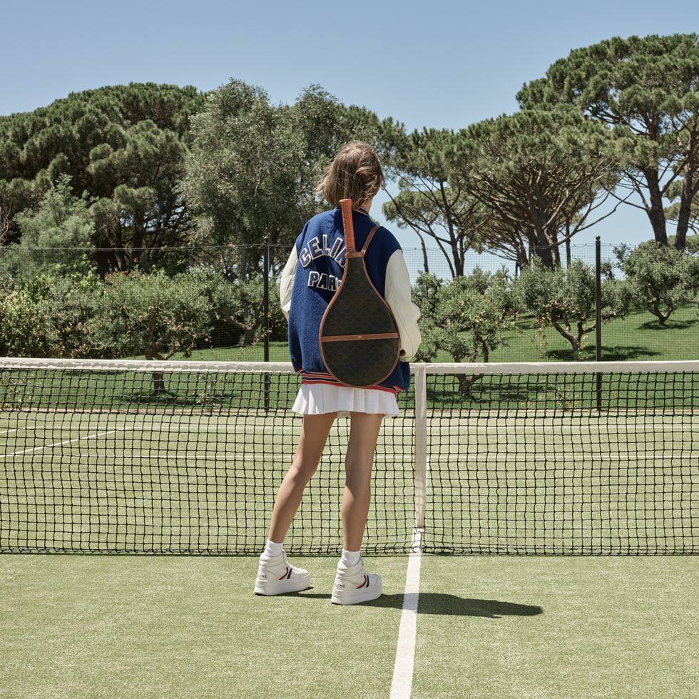 celine tennis網球膠囊系列登場！celine打造「triomphe網球拍、撞色印花包」完備法式休閒風格