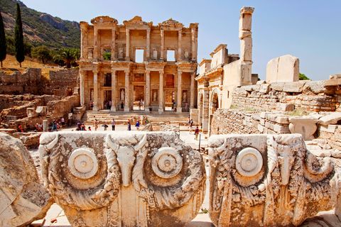 De marmeren faade van de Bibliotheek van Celsus die in 117 na Chr op de tombe van Celsus Polemaeanus werd gebouwd is nog altijd te zien tussen de runes van de oude stad Efeze in Turkije De vier Romeinse figuren in de toegangspoort die de wijsheid van de voormalige gouverneur symboliseren bewaakten ooit ruim 1200 boekrollen