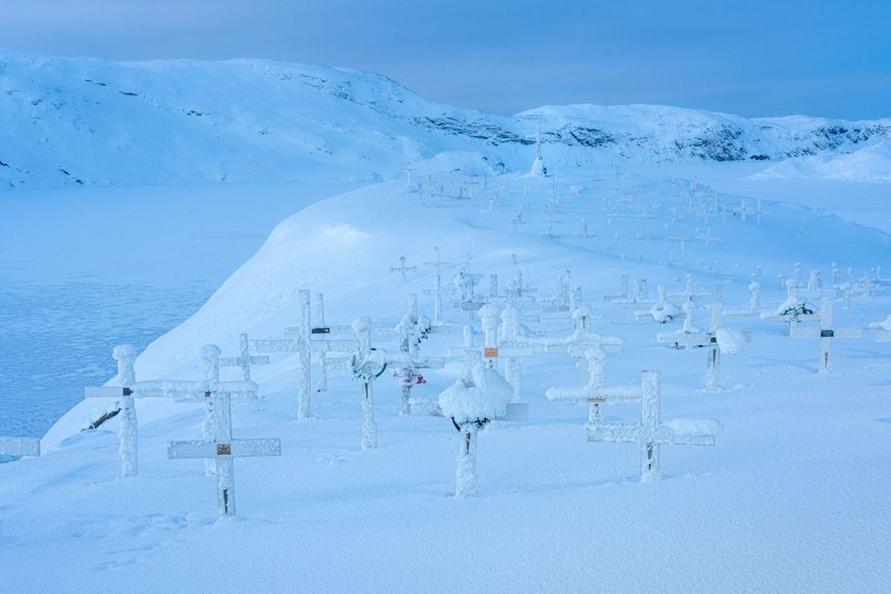 Met sneeuw bedekte kruizen op een begraafplaats in Upernavik Groenland