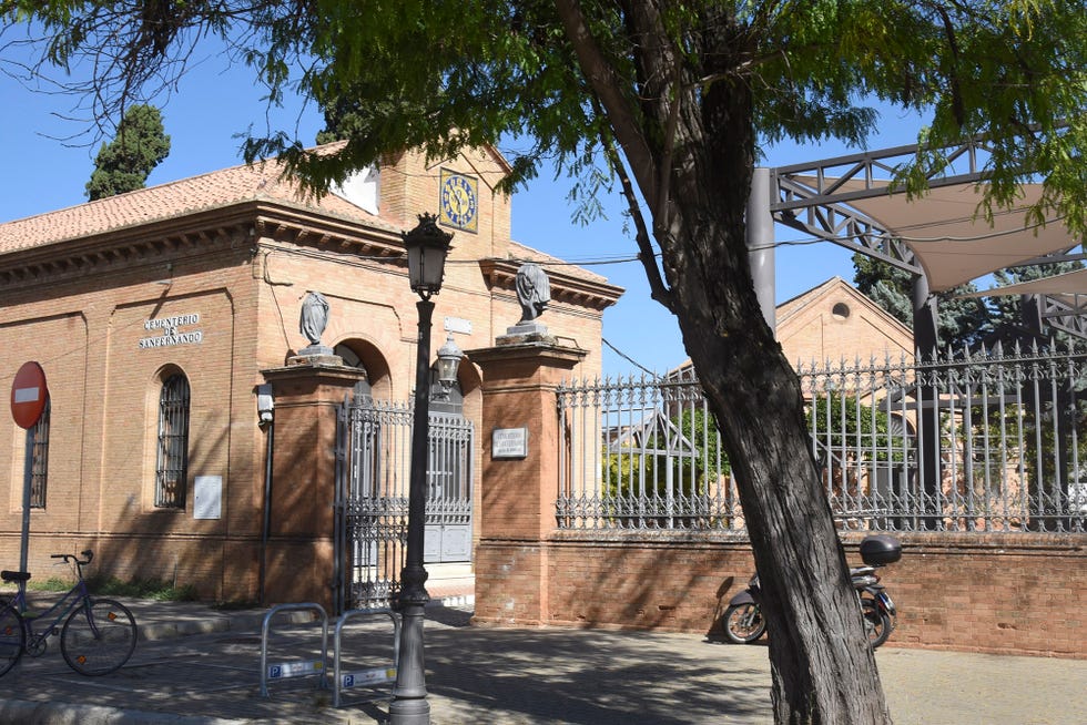 cementerio de san fernando, sevilla, donde se encuentra la tumba de francisco rivera paquirri