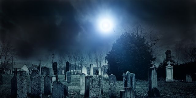 Почему нельзя ночью на кладбище. Кладбище. Мрачное кладбище. Кладбище ночью.