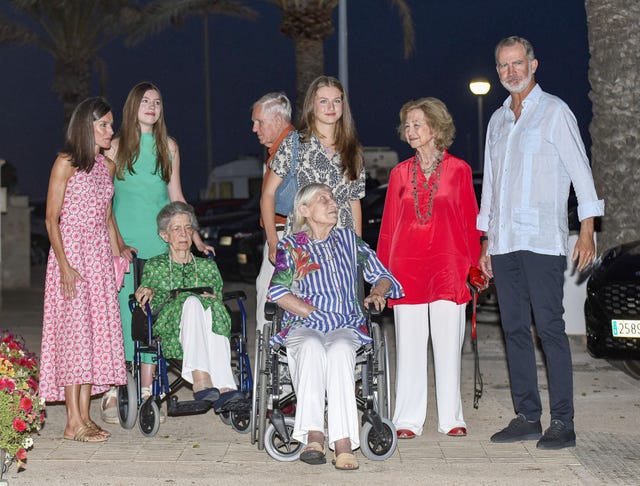 los reyes, leonor, sofia, la reina sofia, irene de grecia, tatiana radziwiill y su marido