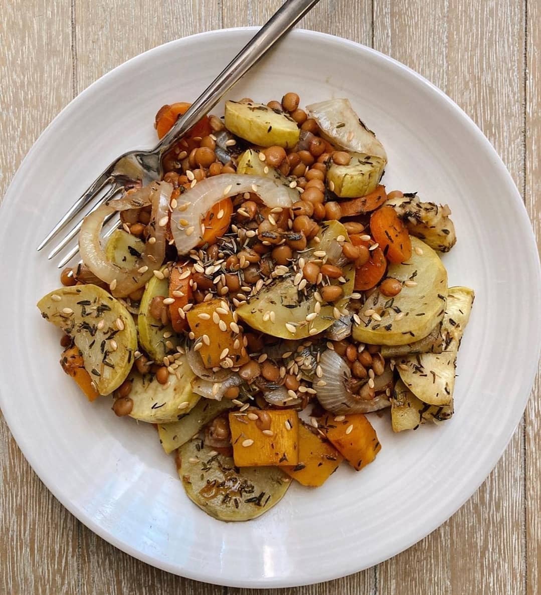 cena sana ensalada de lentejas con verduras