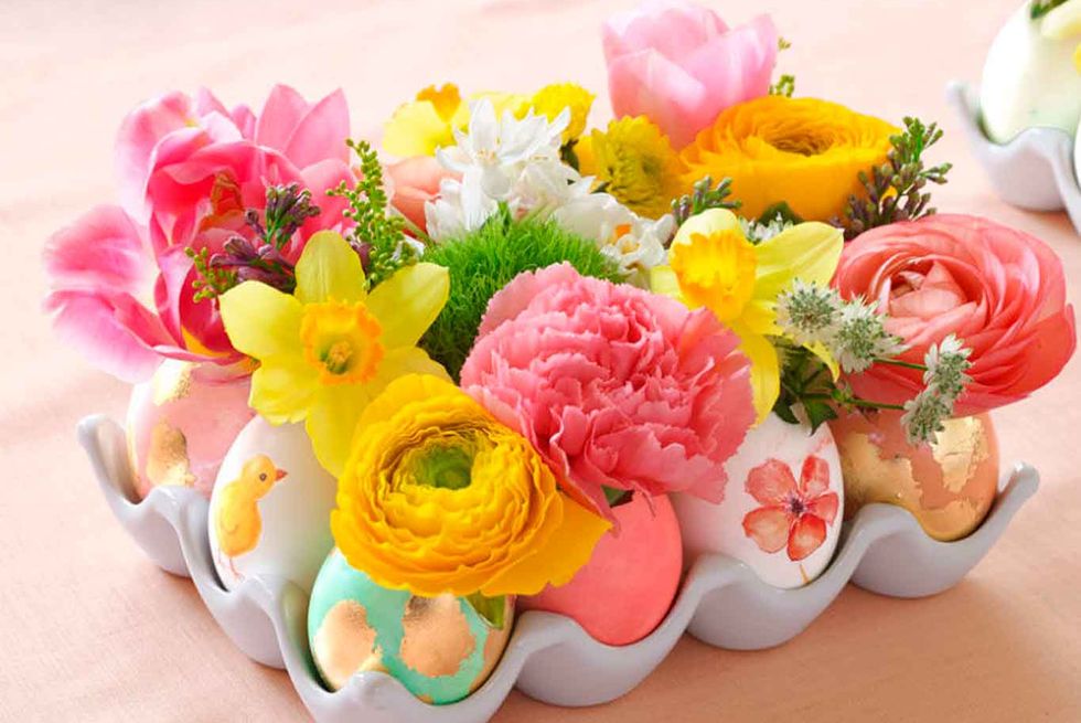 centro de mesa hecho con huevos de pascua pintados y flores