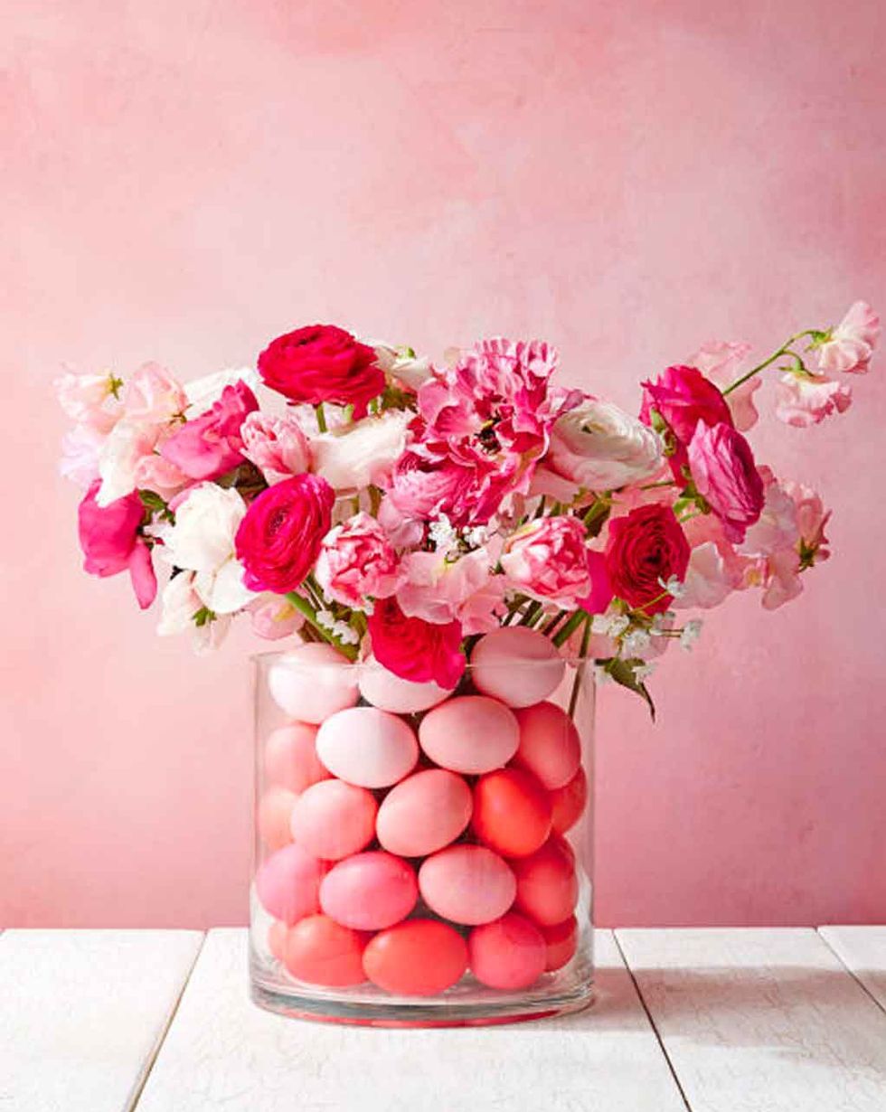 bouquet con flores huevos de pascua en color rosa