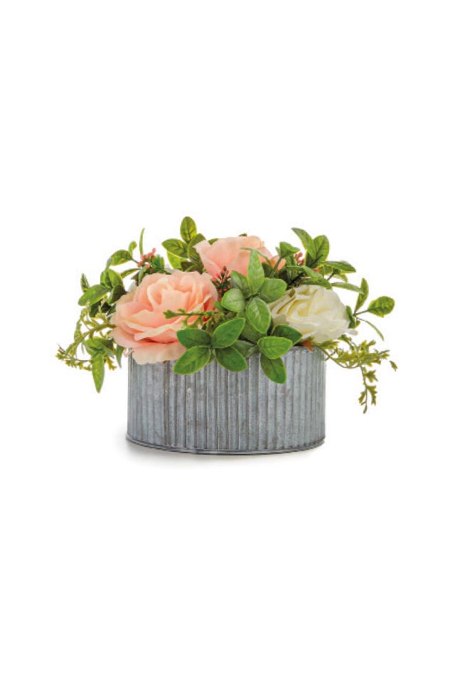 macetero de metal envejecido y con flores artificiales