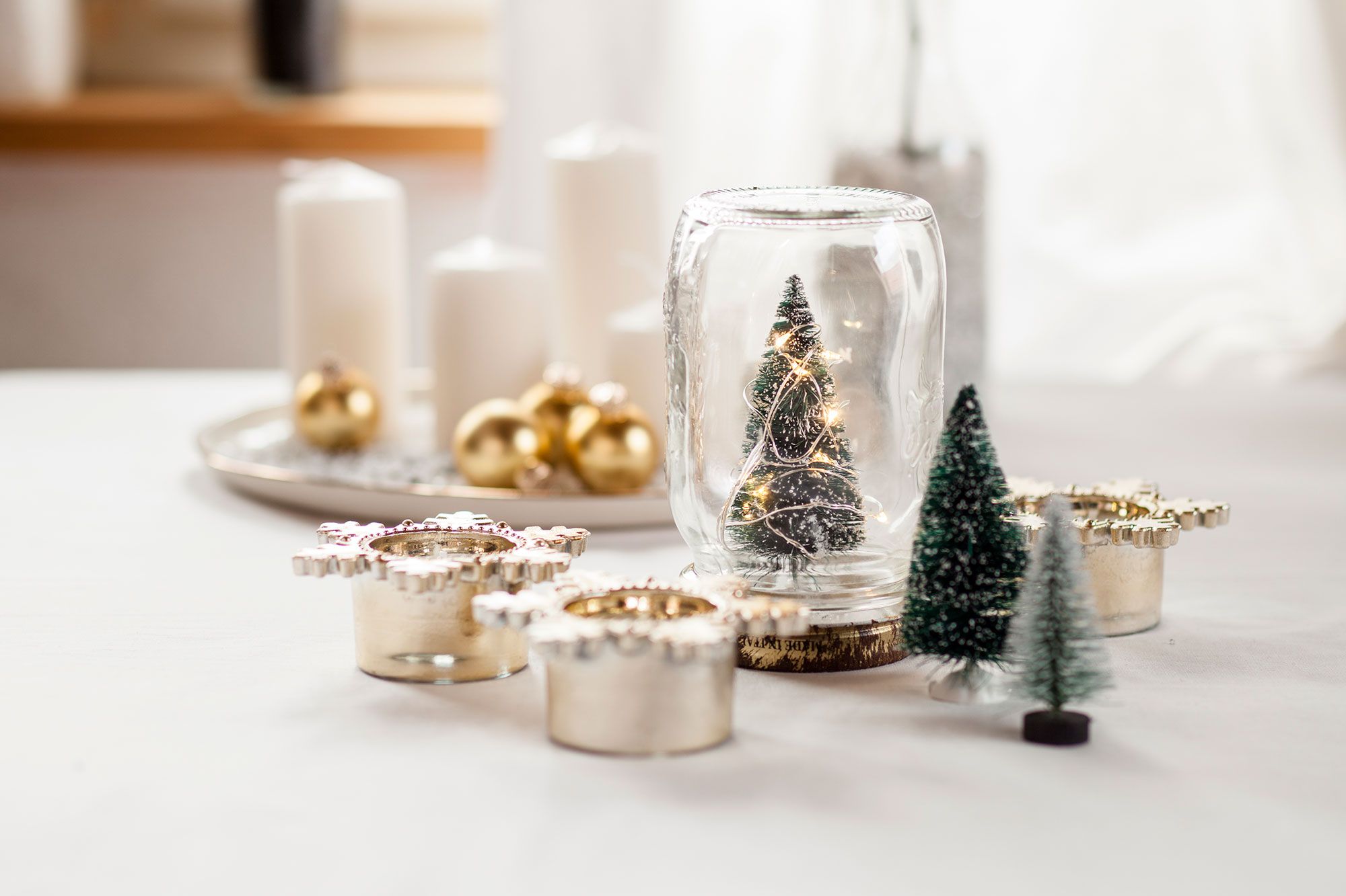 Manualidad navideña: centros de mesa decorativos para Navidad en dorado y  rojo 