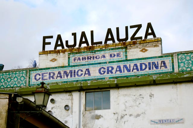 fabrica de ceramica artesanal granadina fajalauza