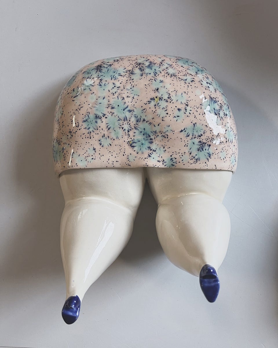 figura de ceramica piernas de mujer con falda y tacones