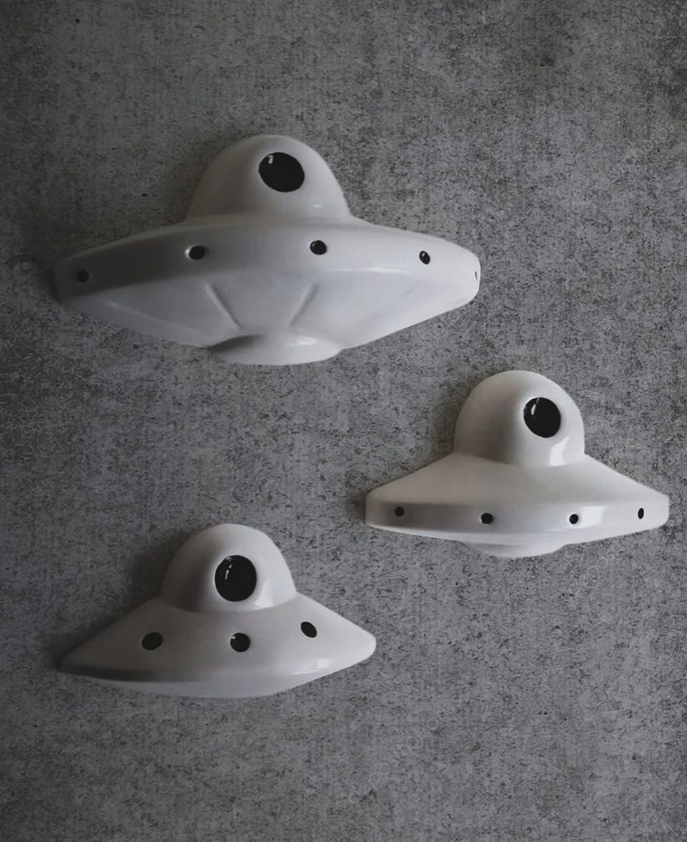 tres ovnis de loza colgados en la pared