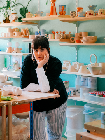 patricia sirvent de jejethings, ceramista en su taller