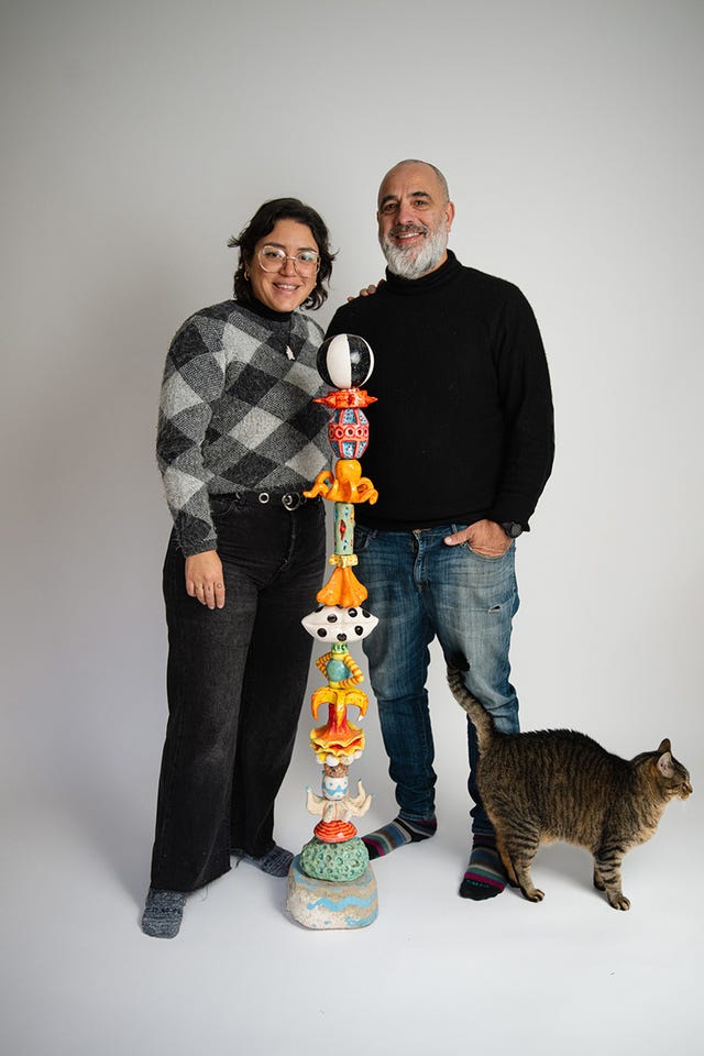 mariana montero y ricardo rovira ceramistas con una de sus obras, en columna llena de color