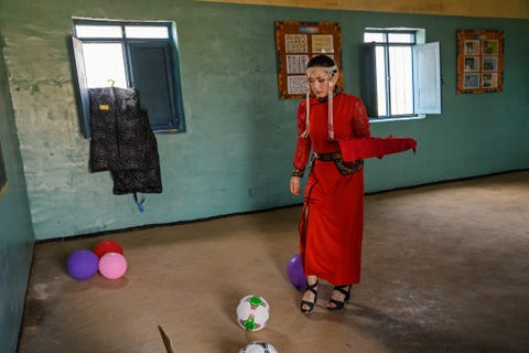De Mongolische junior sergeant Giimaa Sukhochir in de ceremonile kleding die ze meebracht naar ZuidSoedan Ik wil de Afrikanen tonen hoe een traditionele Mongolische vrouw eruitziet vertelt ze
