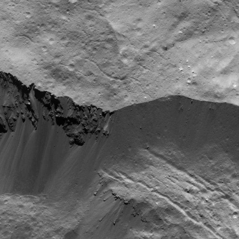 Deze opname van een van de wanden van de krater Occator op Ceres werd op 5 juli 2018 vanaf een hoogte van 43 kilometer gemaakt door de NASAsondeDawn
