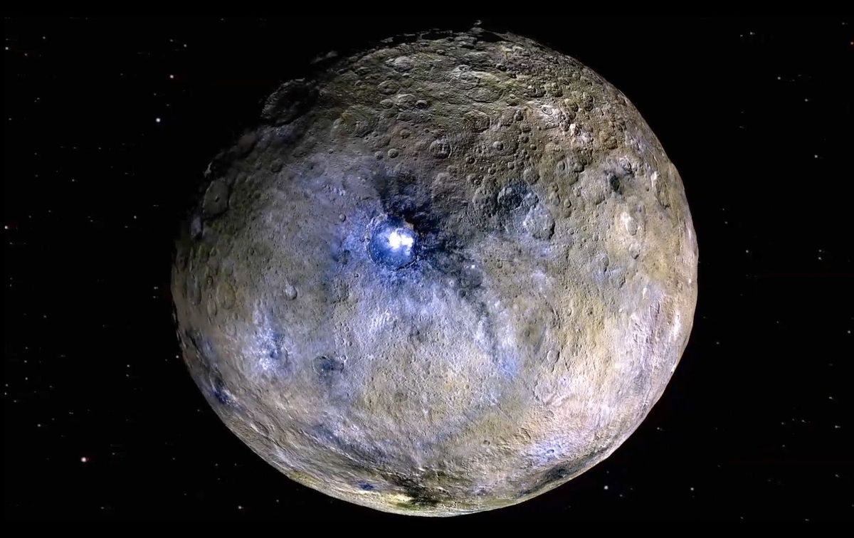 In deze opname in valse kleuren van Ceres worden de verschillen in oppervlaktemateriaal op de dwergplaneet benadrukt waardoor de helderwitte zoutafzettingen in de krater Occator goed zijn te zien