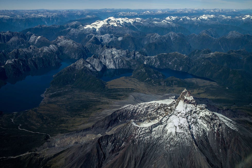 Bezoekers van de Parkenroute treffen veelzijdige gebieden aan van graslandsteppes en besneeuwde pieken tot dorre woestijngebergtes Zoals op de foto is te zien biedt een vlucht over Corcovado National Park een wijds uitzicht over het enorme park