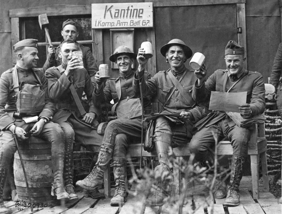 grupo de soldados bebiendo cerveza