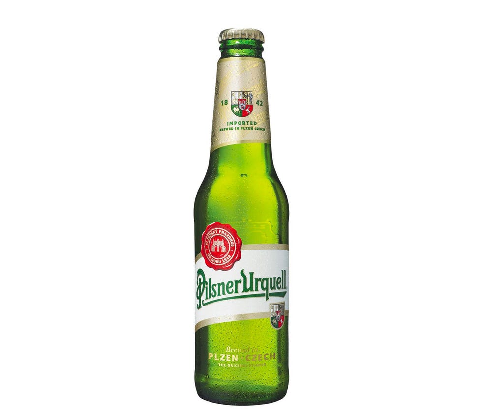 https://hips.hearstapps.com/hmg-prod/images/cerveza-pilsner-urquell-esquire-1612977237.jpg?crop=1xw:1xh;center,top&resize=980:*