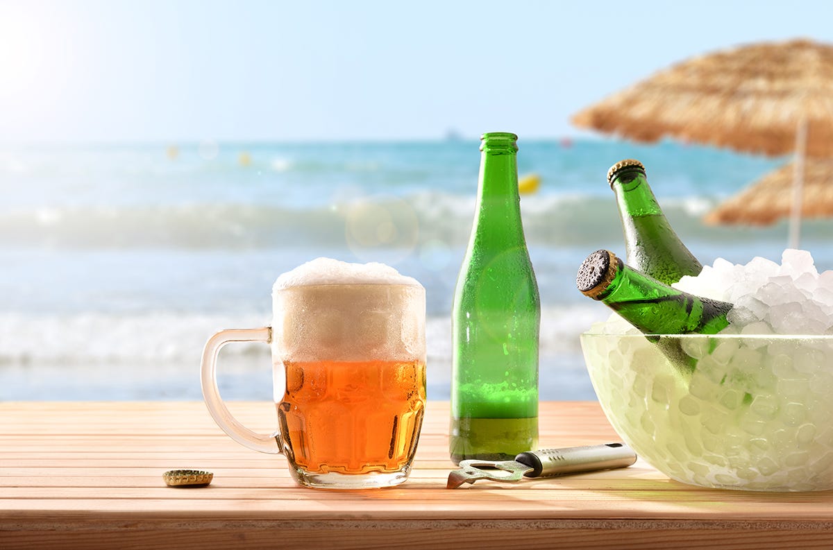 https://hips.hearstapps.com/hmg-prod/images/cerveza-playa-elle-gourmet-64cb7b27e6eb8.jpg?crop=1.00xw:0.758xh;0,0.156xh&resize=1200:*