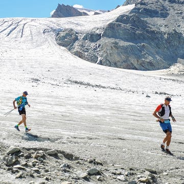 Cervino Mattwerhorn Ultra Race a couple of people hiking up a mountain