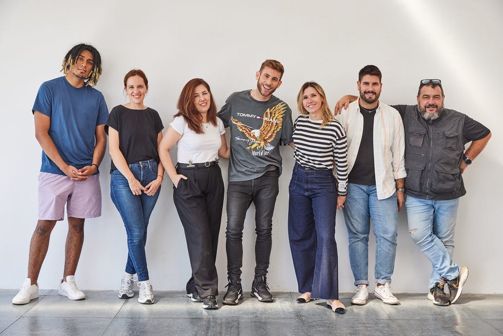 el presentador de asi es la vida, cesar muñoz, con el equipo de diez minutos en el plato de hearst españa