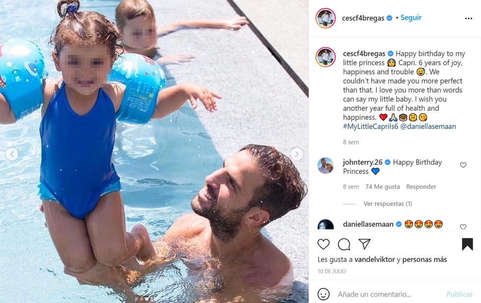 cesc fabregas con su hija capri en la piscina