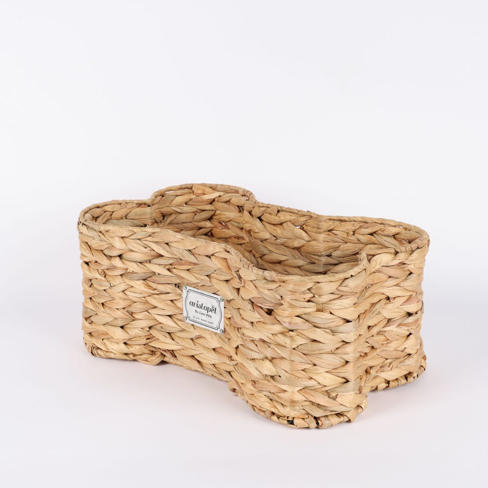 cesta de mimbra para mascotas