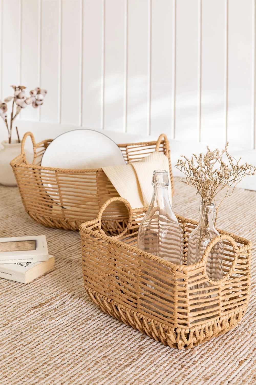 Una variedad de cestas de mimbre para la decoración del hogar se