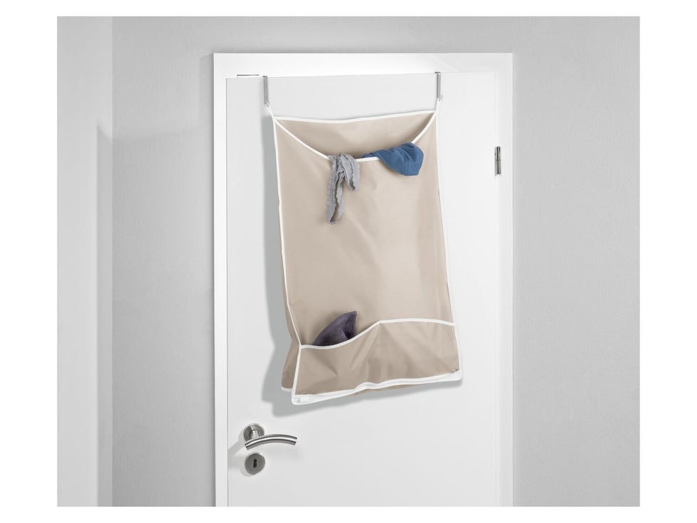 cesto ropa detras de la puerta
