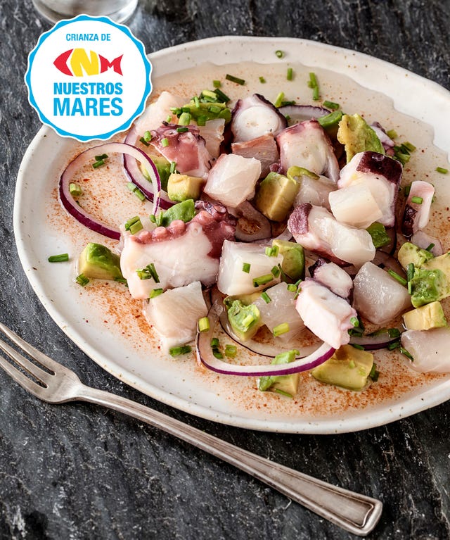 plato de corvina y pulpo con el logo de crianza de nuestros mares