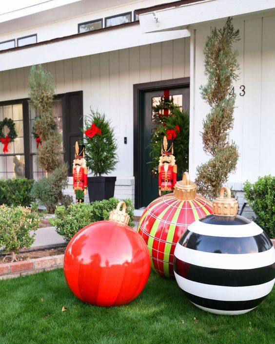 44 Best Outdoor Christmas Decorations (2023)