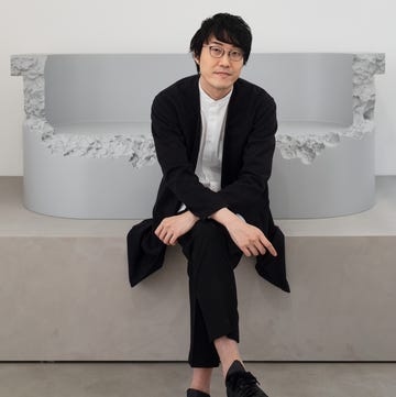 ritratto del designer oki sato di nendo al fuorisalone 2023