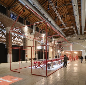 fuorisalone 2024, idia firenze, fabbrica del vapore, nella foto una struttura rossa che ricorda una casa con all interno un tavolo