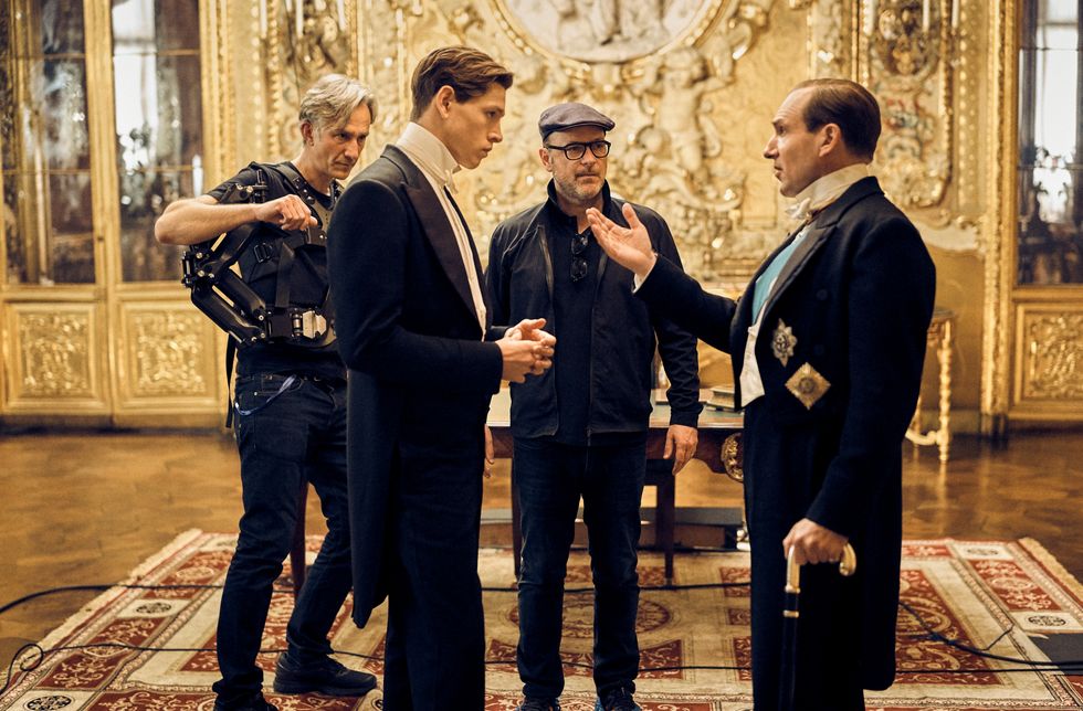 harris dickinson as conrad, director matthew vaughn and ralph fiennes as oxford on the set of 20th century studios’ the king’s man photo credit charlie gray © 2020 twentieth century fox film corporation all rights reserved