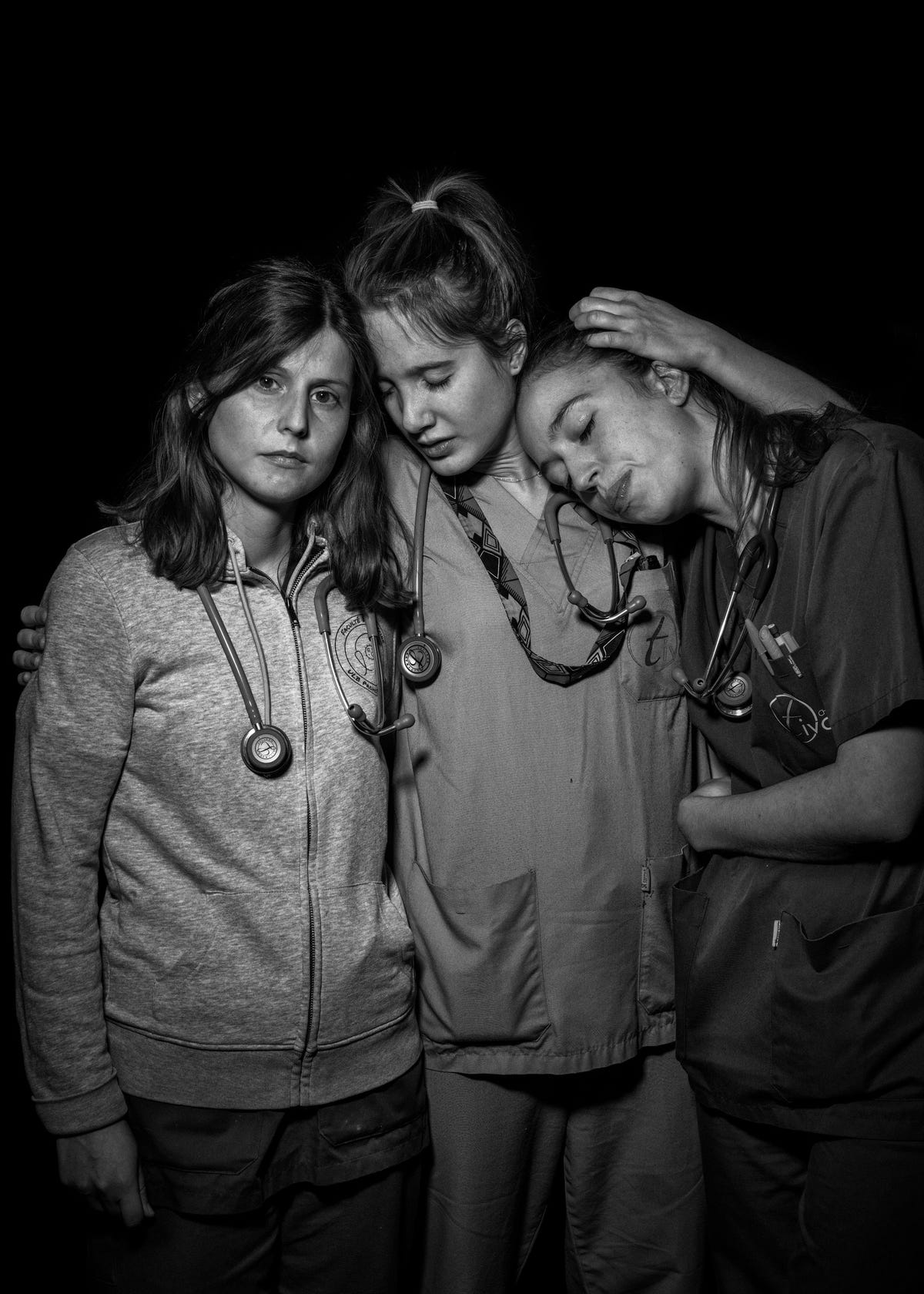 De medicijnenstudenten Hloise Jenna en Mgane maakten de coronaviruspandemie samen door als coassistenten in het Centre Hospitalier Universitaire Tivoli Vorige zomer werd het personeel van het academisch ziekenhuis uitgenodigd om na het managen van drie golven van COVID19besmettingen hun spanningen en vermoeidheid tijdens een fotosessie van zich af te zetten In overeenstemming met het bestuur van het Tivoliziekenhuis zijn alle personeelsleden die in deze fotos zijn geportretteerd alleen met hun voornamen aangeduid