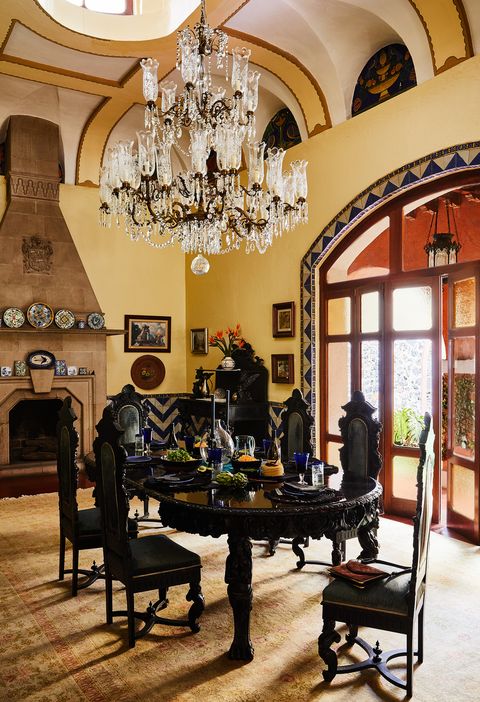 Room, Interior design, Ceiling, Furniture, Chandelier, Building, Property, Lighting, Table, Architecture, 