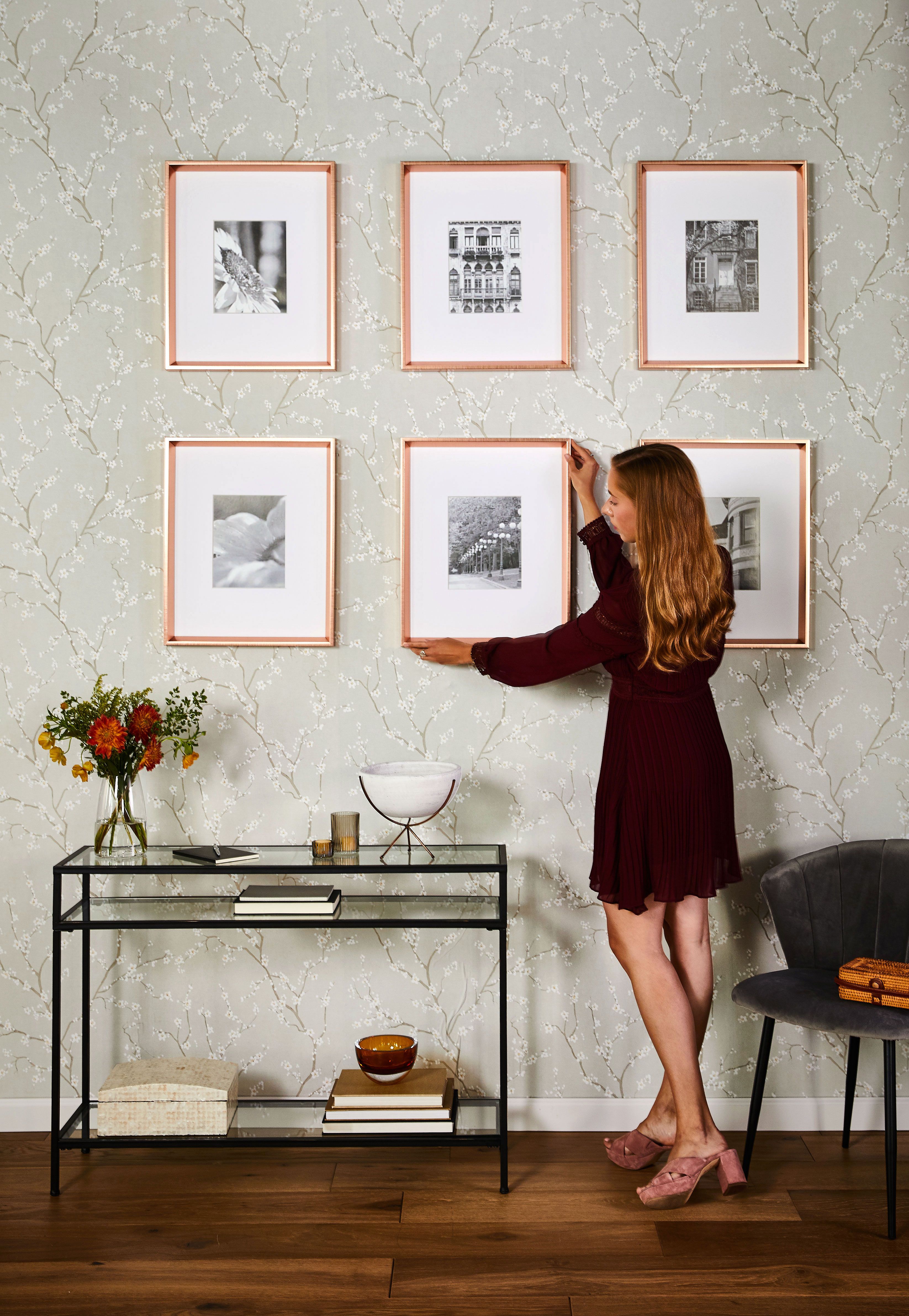 How To Create A Photo Wall To Display Your Family Photos In Style - Guiding  Home | Display family photos, Home decor, Home deco