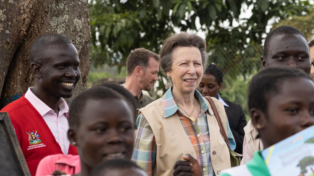 アン王女がウガンダの“難民居住地”を訪問し、紛争や新型コロナに 
