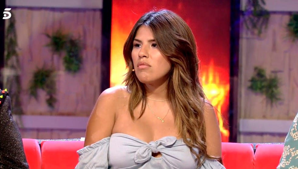 Chabelita no se levanta a saludar a Colate y le envía un dardo envenenado a su hermano Kiko